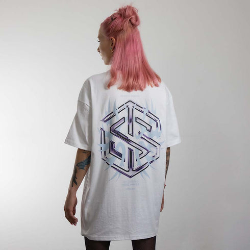weißes oversized "Technostoff Tribe" Raver T-Shirt von hinten, getragen von einer Frau